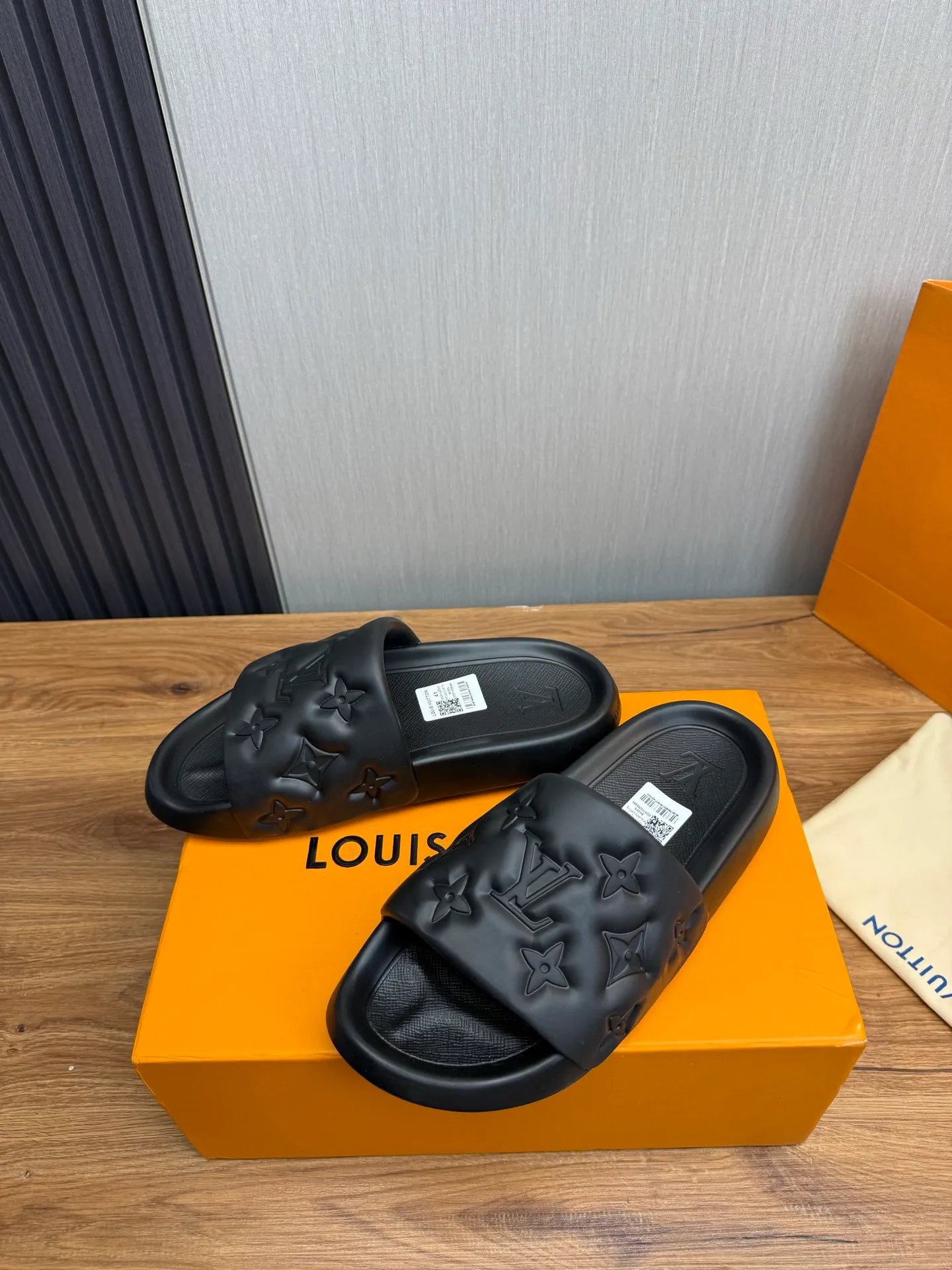 Men's shoes 💰260💰 ▪️LV's popular Little Red Book popular slippers hot sale: 1 shipment✅ Super textured and comfortable slippers, original TPU outsole. Authentic counter box drawer box packaging 🎁Size 38-45